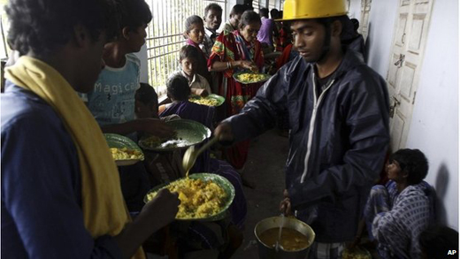 phailin-cyclone-people shifted-1